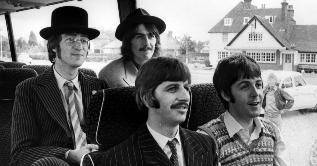 Os Beatles dentro de um ônibus